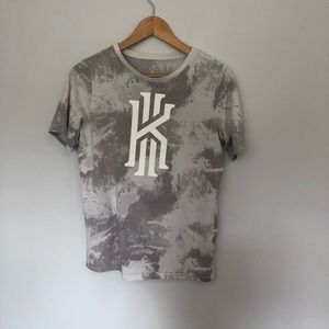 KYRIE IRVING WASH PRINTED DYE T-SHIRT